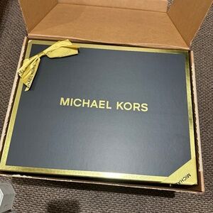 🎁Michael Kors Elegant Black/Gold Gift Box